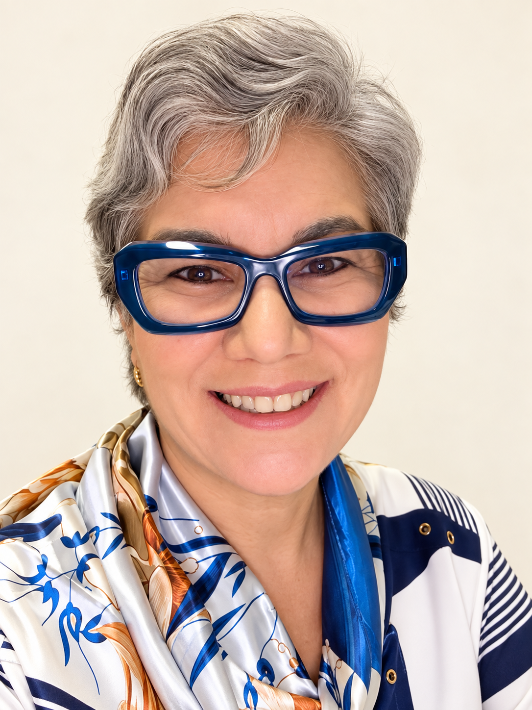 Dra. Renata Kazumi, retrato com fundo neutro